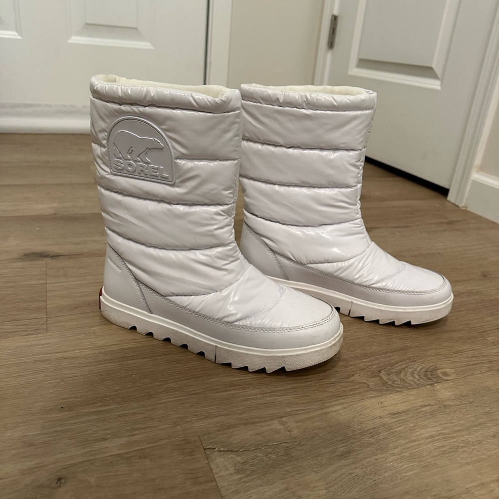 Sorel White Quilted Winter Boots, size 8